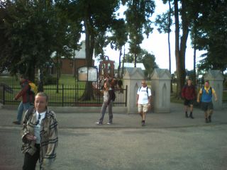 W Sędzinie łączymy się z grupą, która tam nocowała – na I-szym planie Dominika